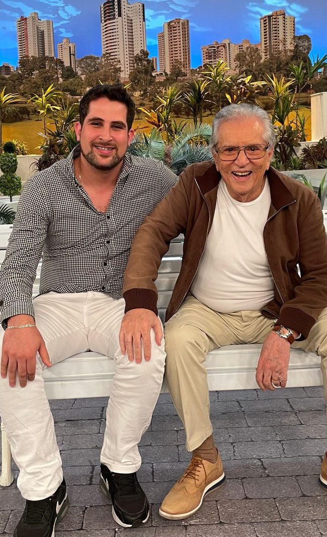 Diego Rizzo e Carlos Alberto de Nóbrega no Banco da Praça é Nossa nos estúdios do SBT